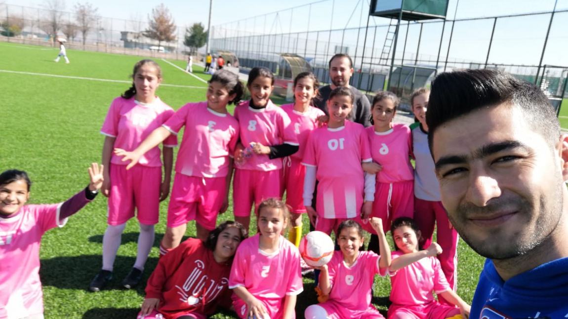 Yıldız kızlar futbol takımı Batman'da finallere yükseldi.